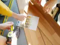 Wybór koloru paneli podłogowych. Rozchodzące się panele czekają na montaż, a próbnik kolorów pomaga w decyzji.
