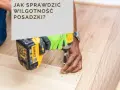 Sprawdzanie wilgotności posadzki pod panele jest kluczowe. Mężczyzna w rękawicach używa wkrętarki do montażu.