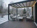 Nowoczesny taras z meblami i oświetleniem, gdzie deska kompozytowa bez legarów tworzy gładką powierzchnię.