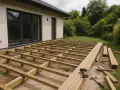 Budowa tarasu drewnianego. Widoczna konstrukcja nośna i deski tarasowe. Różne rodzaje tarasów wymagają starannego planowania.