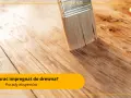 Pędzel nakłada impregnat do drewna na drewnianą podłogę. Porady ekspertów jak wybrać odpowiedni produkt.