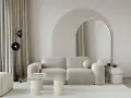 Nowoczesny salon z beżową kanapą, łukiem nad lustrem i stolikiem kawowym. Inspiracja, jak zrobić łuk w aranżacji wnętrz.
