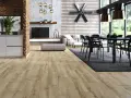 Nowoczesny salon z drewnianą podłogą o klasie ścieralności 4, ceglaną ścianą i dużym oknem.