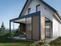 Nowoczesna pergola z przeszkleniami i drewnianymi żaluzjami, idealna do stworzenia strefy relaksu. Dowiedz się, jak wykonać spadek kopertowy dla lepszego odprowadzania wody.