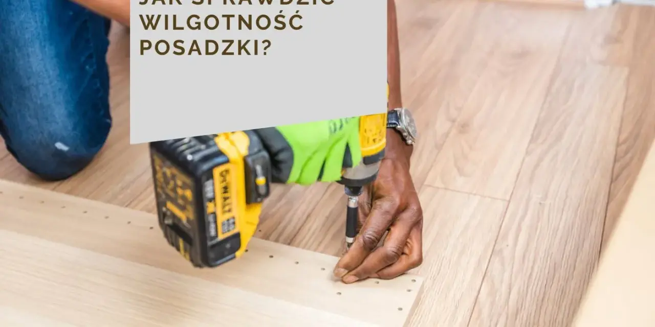 Sprawdzanie wilgotności posadzki pod panele jest kluczowe. Mężczyzna w rękawicach używa wkrętarki do montażu.