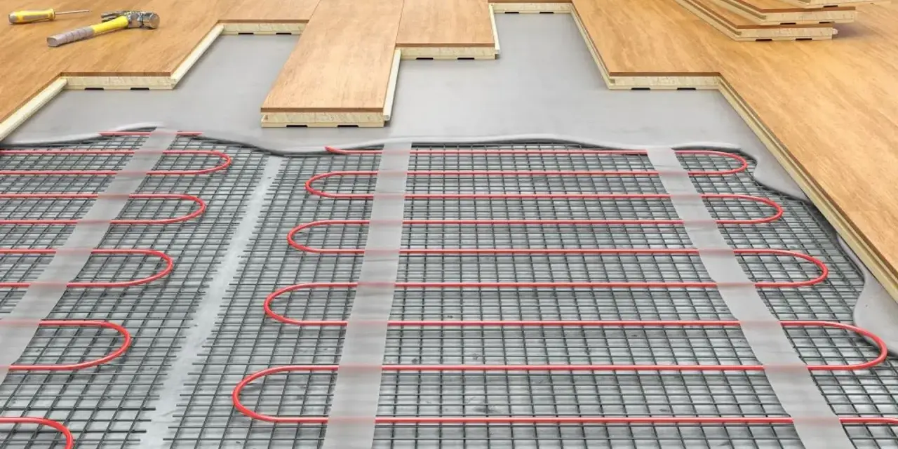 Instalacja ogrzewania podłogowego z panelami 8mm. Siatka z rurkami grzewczymi pod podłogą, zapewniająca komfort i niski opór cieplny.