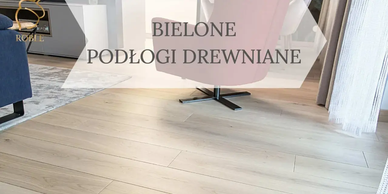 Jasne, bielone podłogi drewniane w nowoczesnym salonie. Wygodny fotel i dywan dopełniają aranżację.