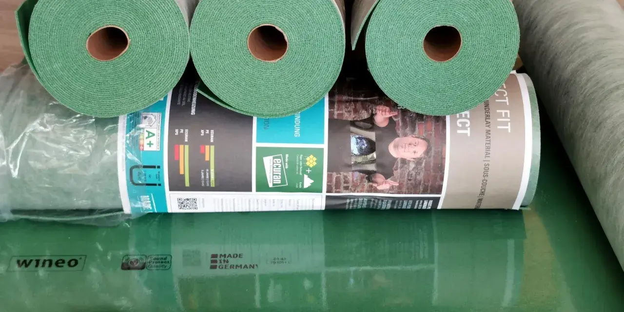 Rolki zielonej podkładki pod panele winéo Perfect Fit. To najlepsza izolacja akustyczna pod panele, zapewniająca komfort i ciszę.