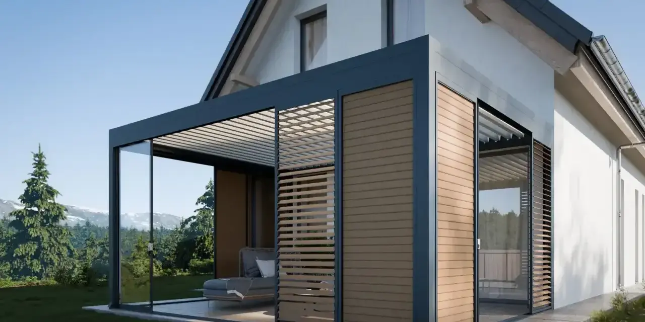Nowoczesna pergola z przeszkleniami i drewnianymi żaluzjami, idealna do stworzenia strefy relaksu. Dowiedz się, jak wykonać spadek kopertowy dla lepszego odprowadzania wody.