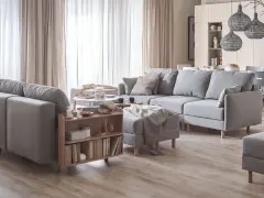 Przytulny salon inspiracje: szara kanapa, stolik z książkami i ciepłe światło tworzą idealne miejsce na relaks.