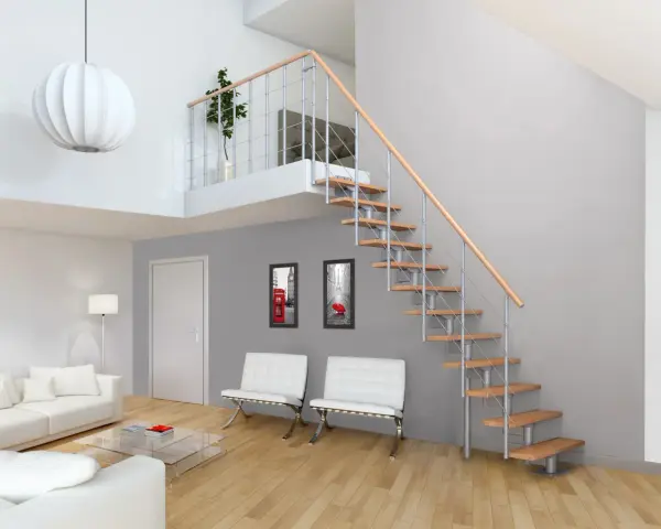 Nowe piętro ma 10 schodów. W salonie biała kanapa, szklany stolik i obrazy z Londynu.