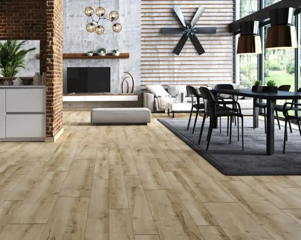 Nowoczesny salon z drewnianą podłogą o klasie ścieralności 4, ceglaną ścianą i dużym oknem.