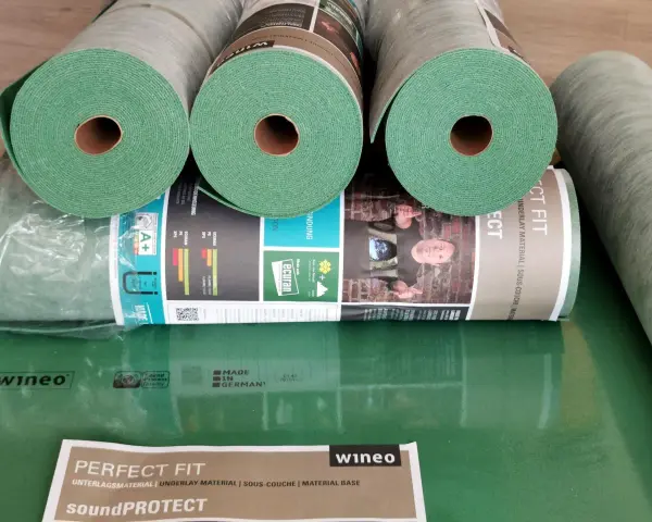 Rolki zielonej podkładki pod panele winéo Perfect Fit. To najlepsza izolacja akustyczna pod panele, zapewniająca komfort i ciszę.