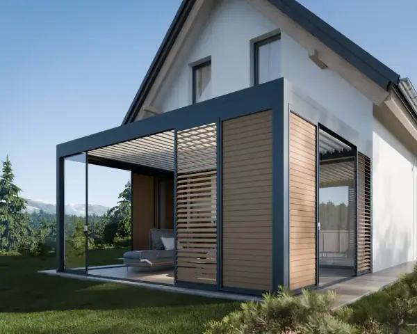 Nowoczesna pergola z przeszkleniami i drewnianymi żaluzjami, idealna do stworzenia strefy relaksu. Dowiedz się, jak wykonać spadek kopertowy dla lepszego odprowadzania wody.