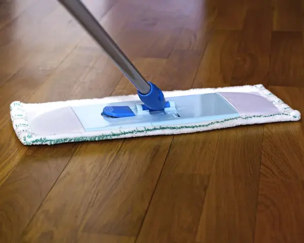 Mop do podłogi na drewnianym parkiecie. Dowiedz się, czym myc parkiet, by lśnił czystością.