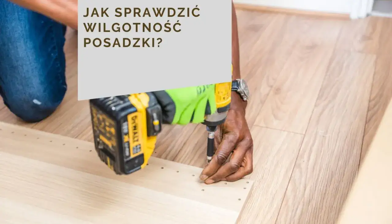 Sprawdzanie wilgotności posadzki pod panele jest kluczowe. Mężczyzna w rękawicach używa wkrętarki do montażu.