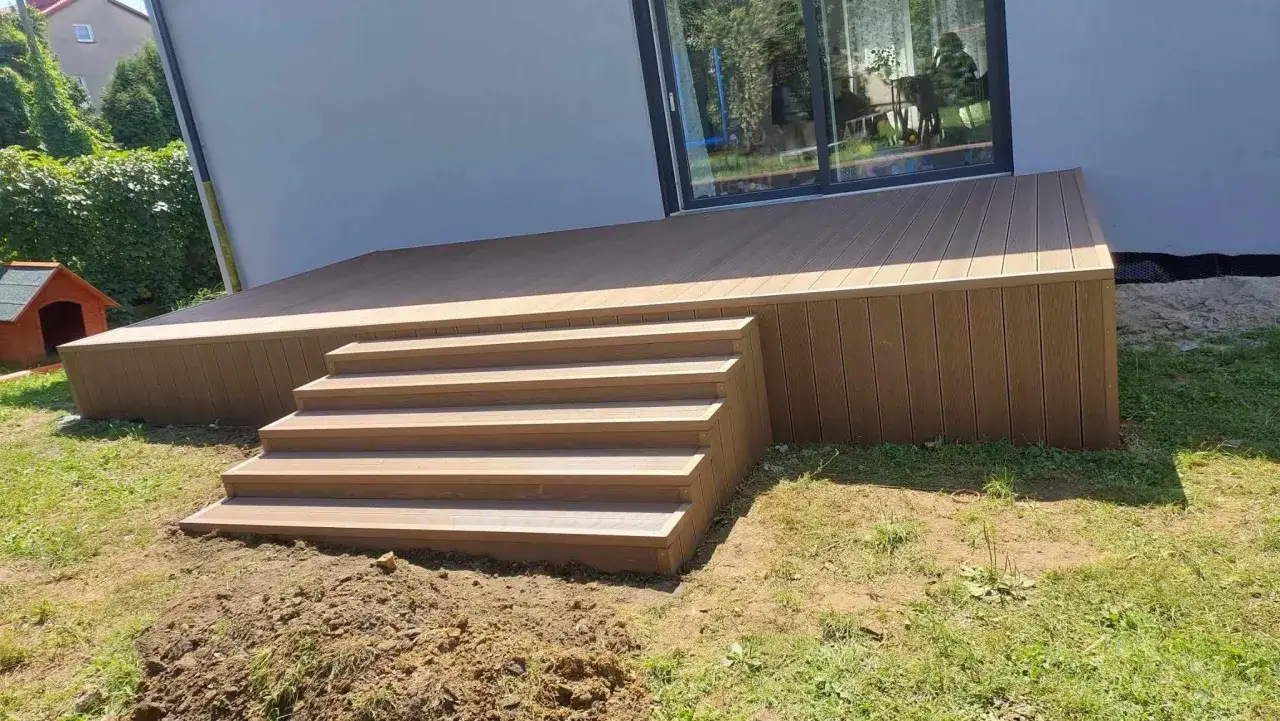 Nowy taras przed wejściem do domu z wygodnymi schodami. Idealne miejsce na poranną kawę.